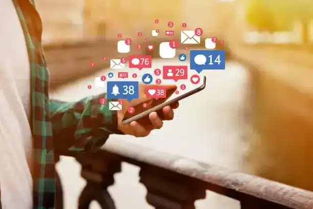 mann-erhält-benachrichtigungen-auf-demsmartphone